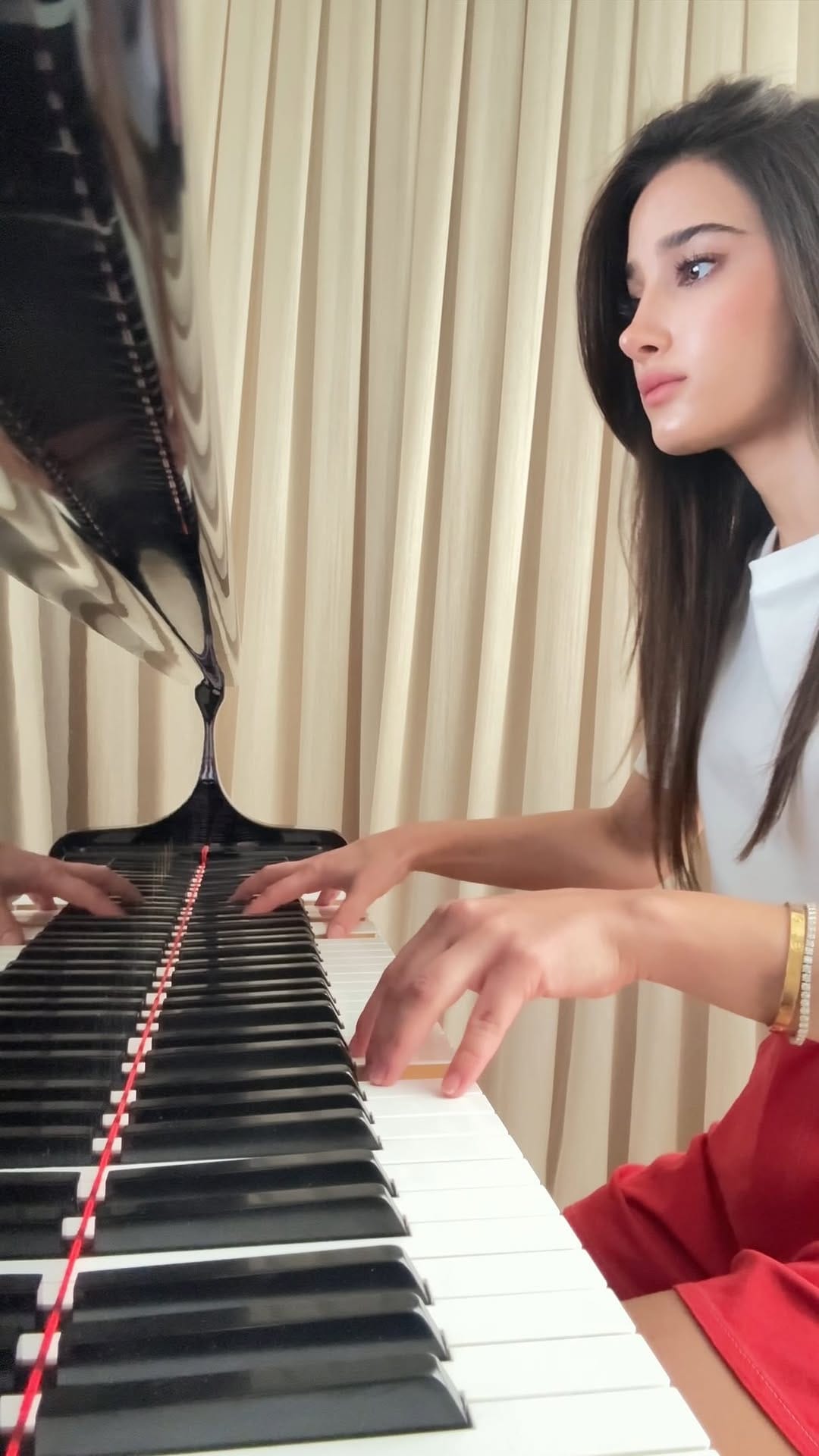 Post 2 by Deniz Alpaslan on Instagram (video)