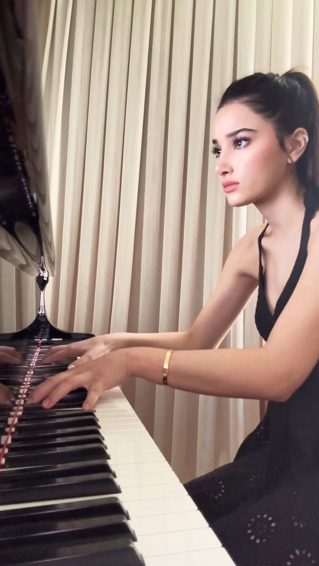 Post 4 by Deniz Alpaslan on Instagram (video)