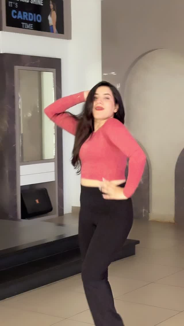 Post 6 by Kanishka Arora 🎀 on Instagram (video)