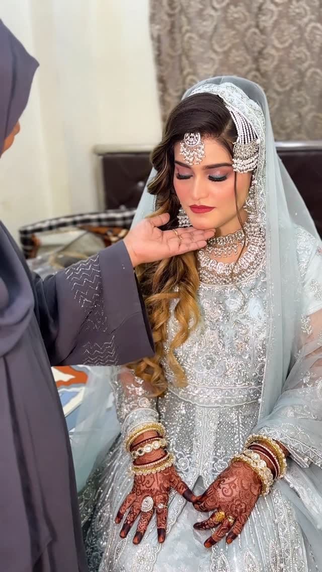 Post 8 by Gazala makeup artist on Instagram (video)