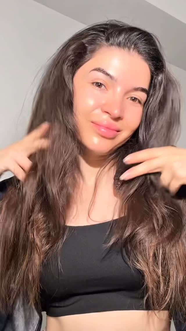 Post 1 by # Ayshe makeup on Instagram (video)