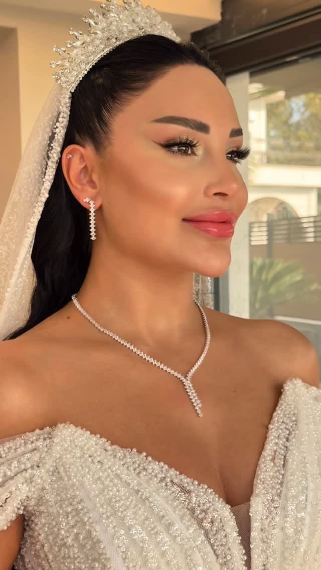 Post 4 by # Ayshe makeup on Instagram (video)