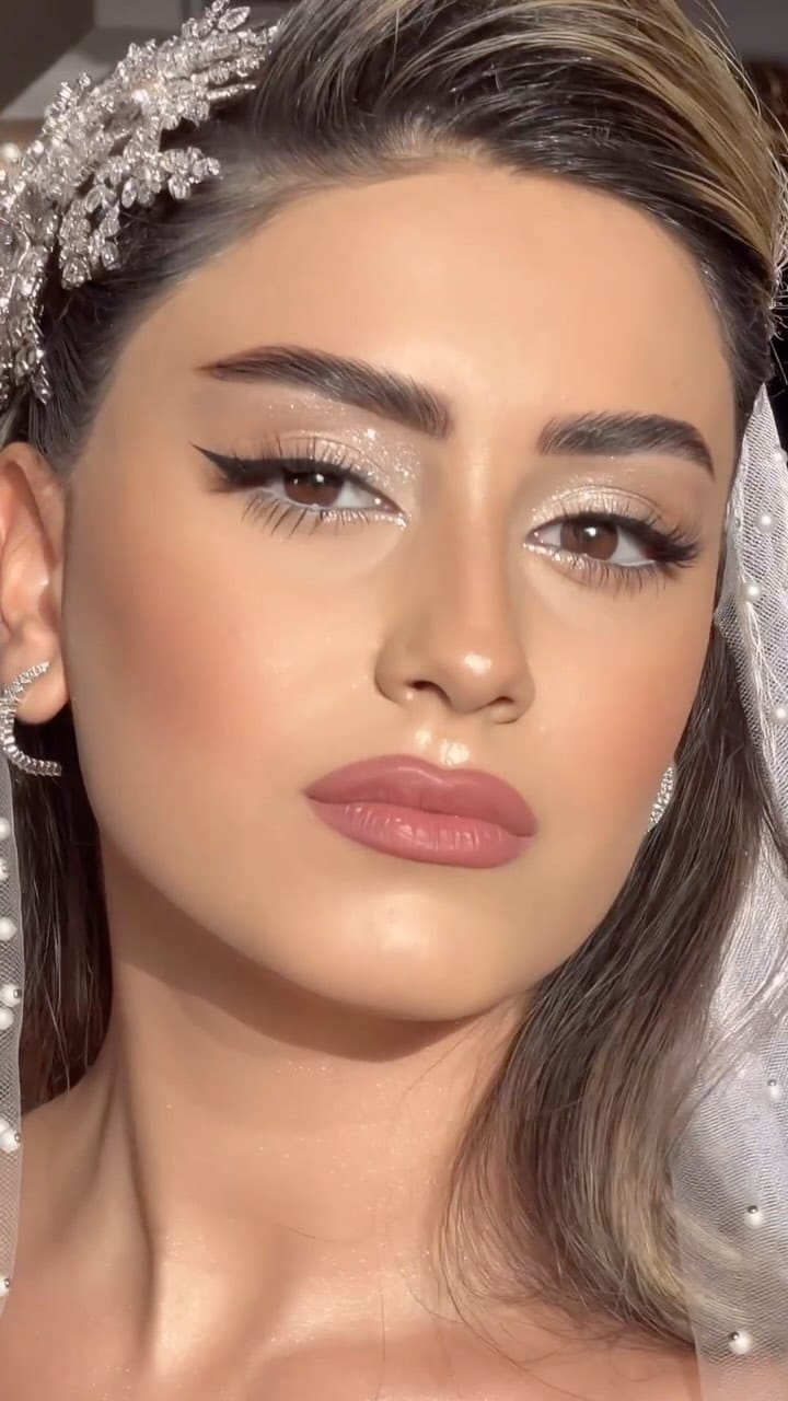Post 9 by # Ayshe makeup on Instagram (video)