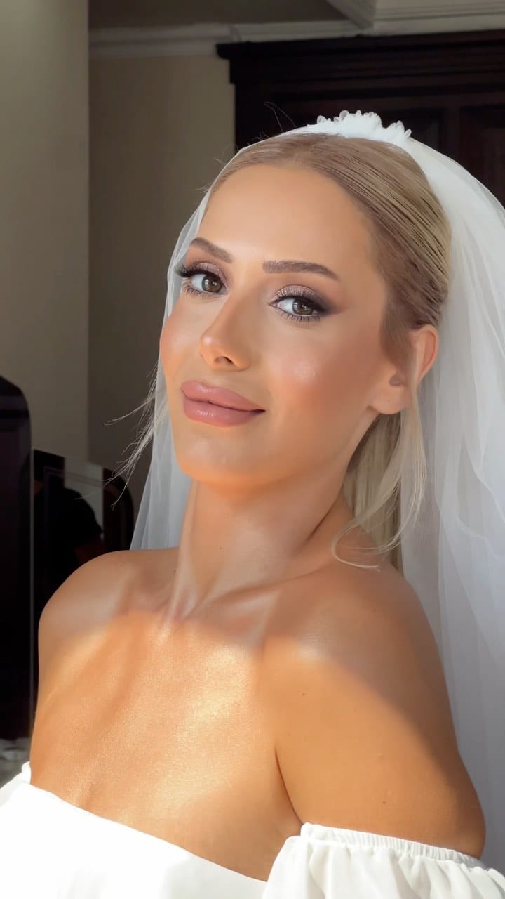 Post 10 by # Ayshe makeup on Instagram (video)
