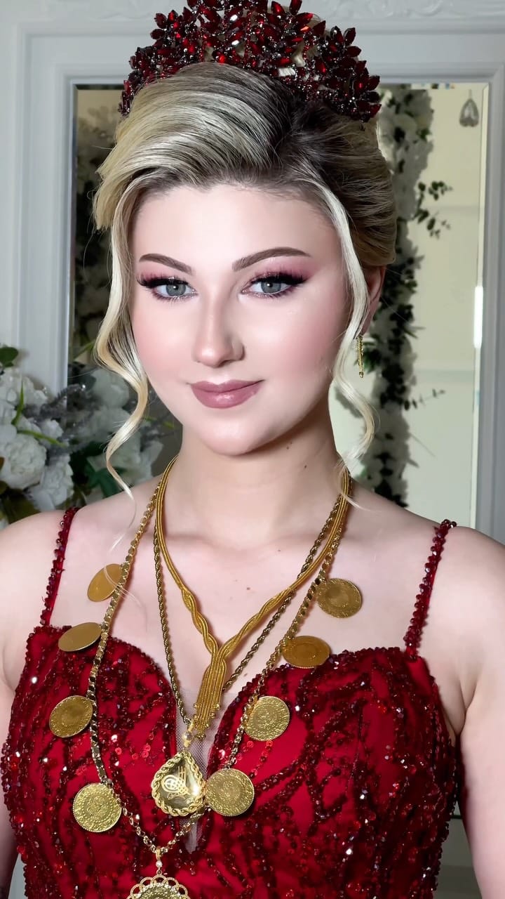 Post 1 by Saliha Güler (hairstylist&makeup) on Instagram (video)