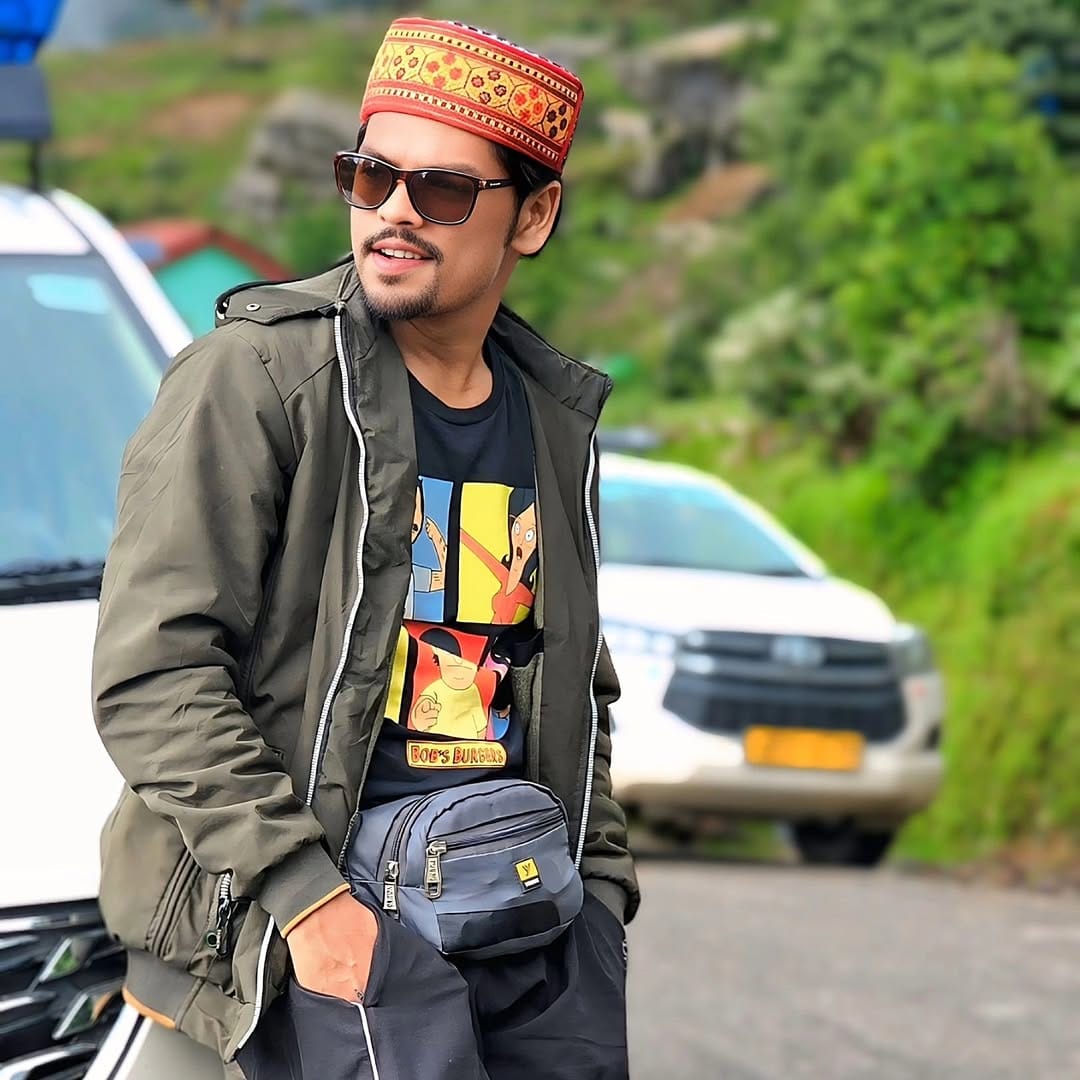 Post 10 by Himanshu Yadav on Instagram (carousel)