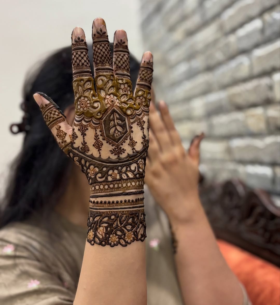 Post 6 by @mehendi_artist_fauziyashaikh on Instagram (carousel)
