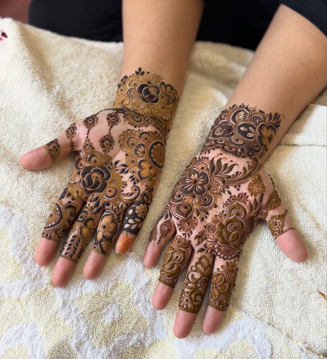 Post 3 by @mehendi_artist_fauziyashaikh on Instagram (carousel)
