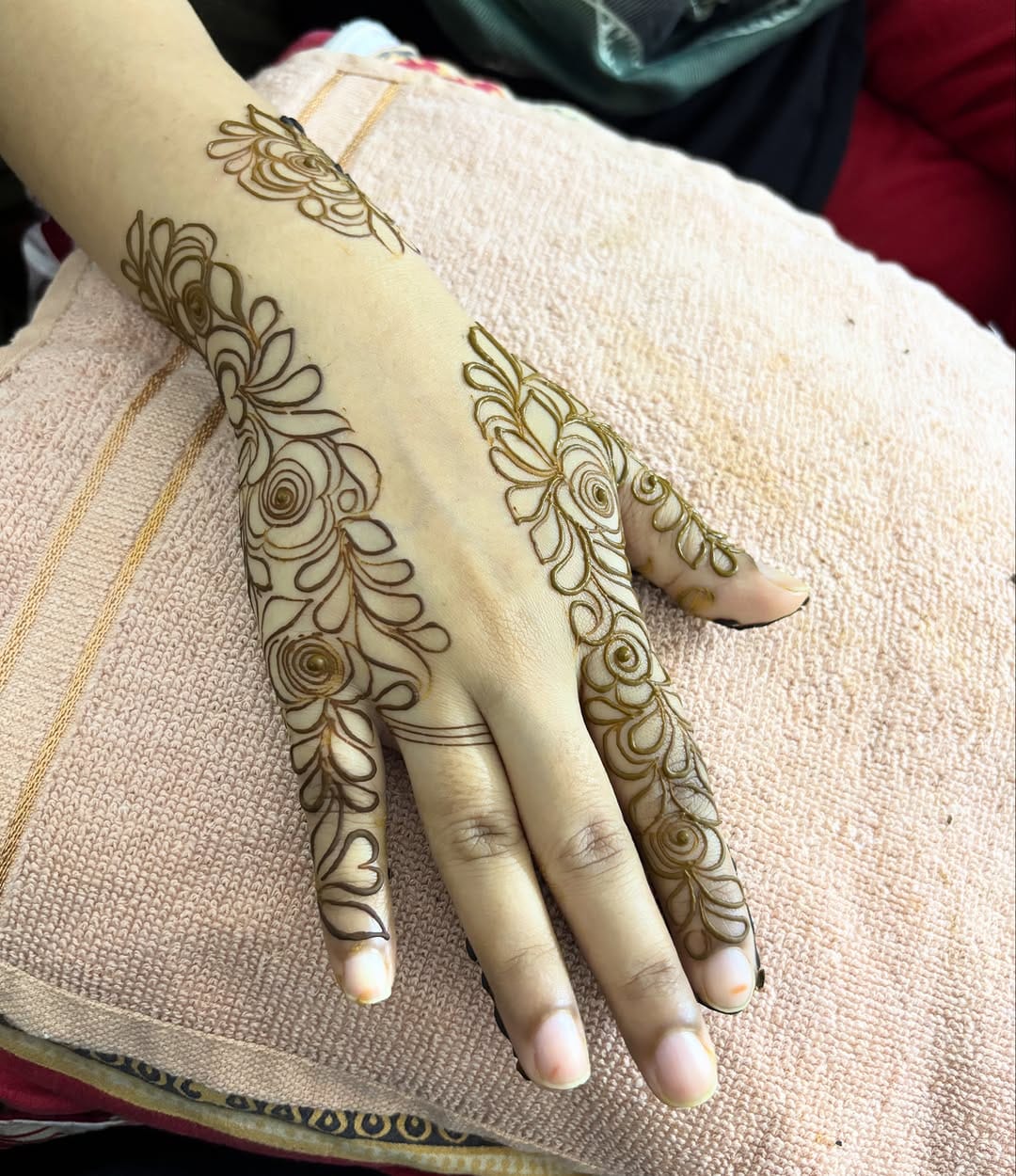 Post 1 by @mehendi_artist_fauziyashaikh on Instagram (carousel)