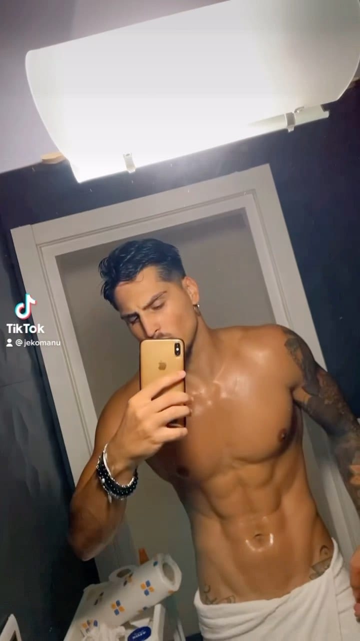 Post 10 by Emanuele Esposito on Instagram (video)
