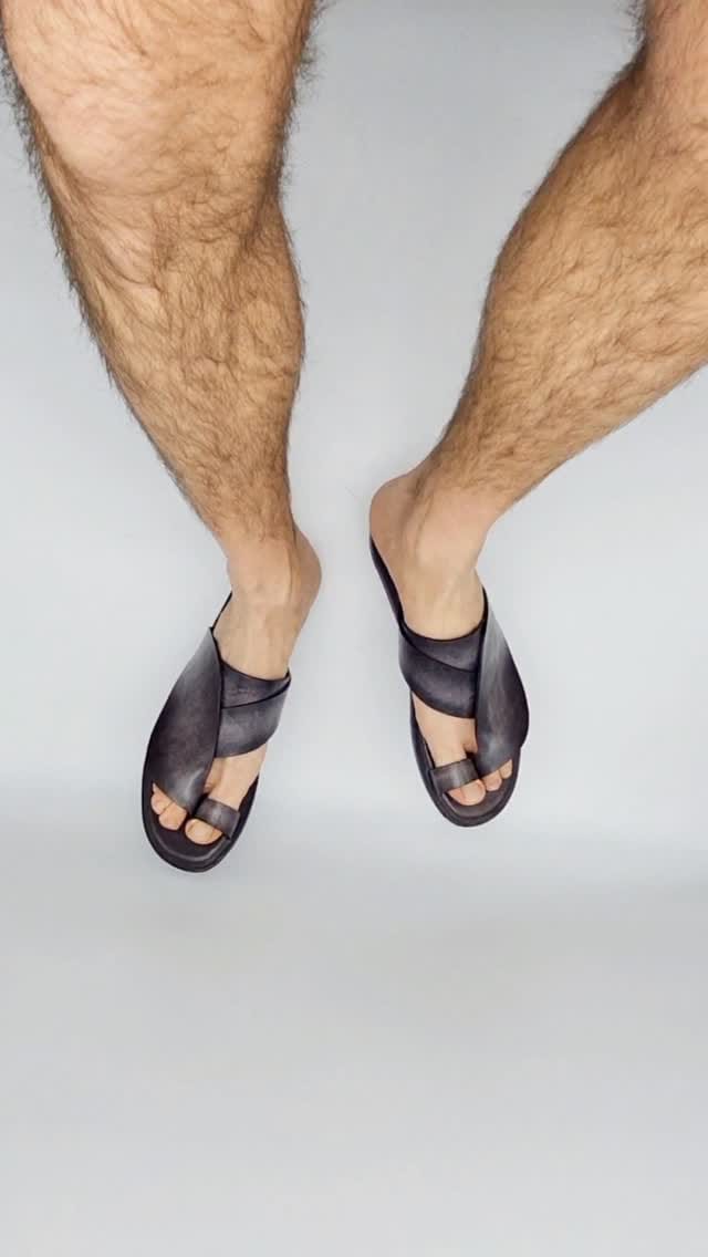 Post 3 by 🇮🇹DeSinned LuxuryLeatherGoods on Instagram (video)