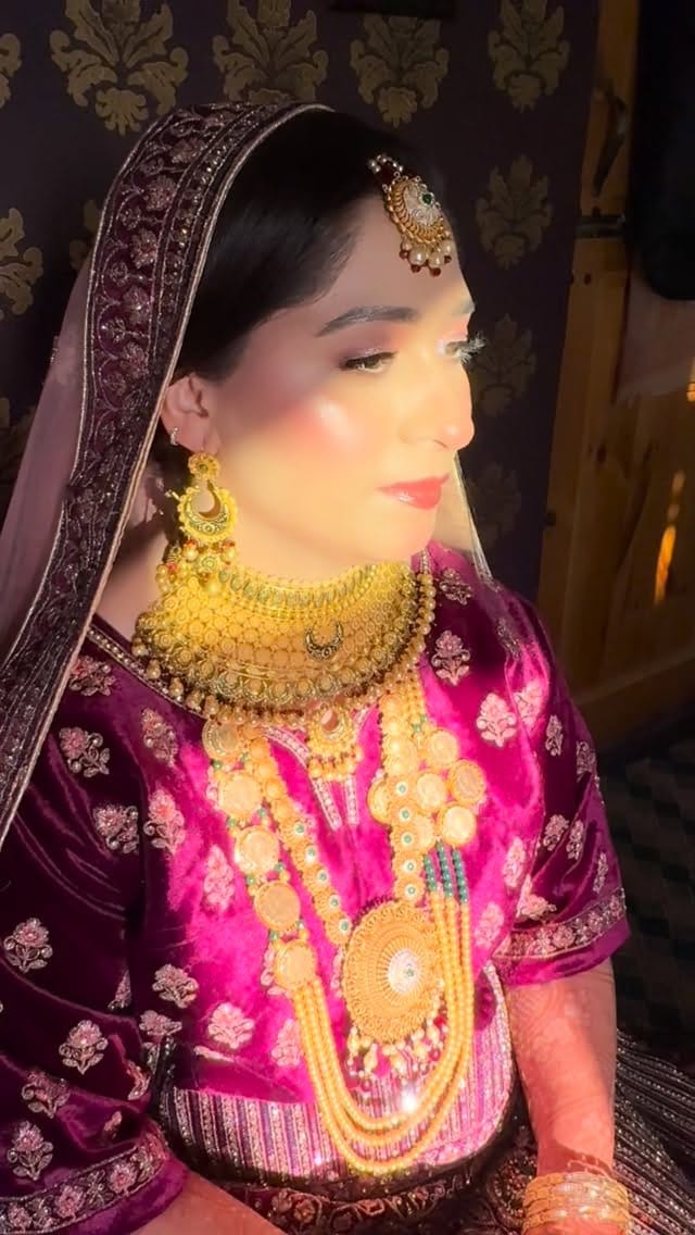 Post 7 by Makeupbyzohra (DeZohraSisters) on Instagram (video)