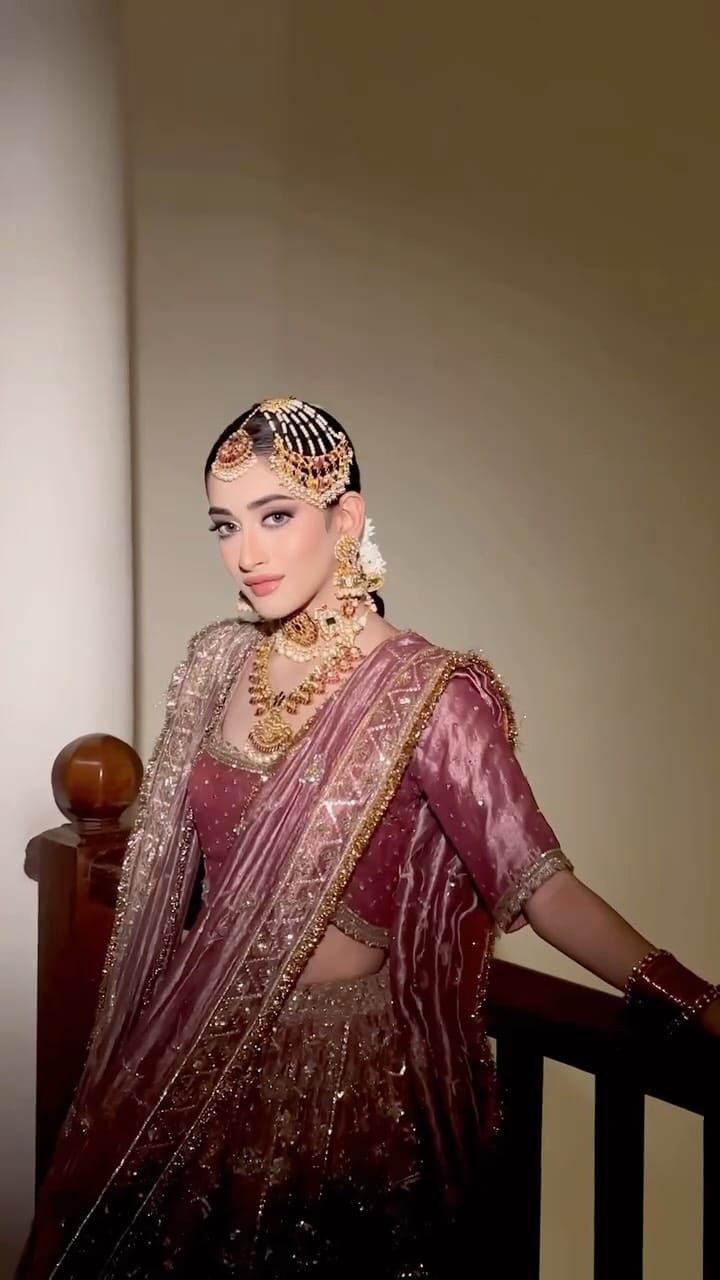 Post 10 by Simran Malik | Makeup Artist | Delhi-NCR on Instagram (video)