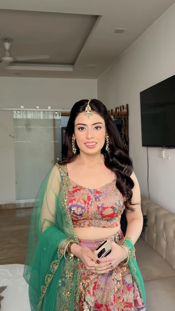 Post 5 by Simran Malik | Makeup Artist | Delhi-NCR on Instagram (video)