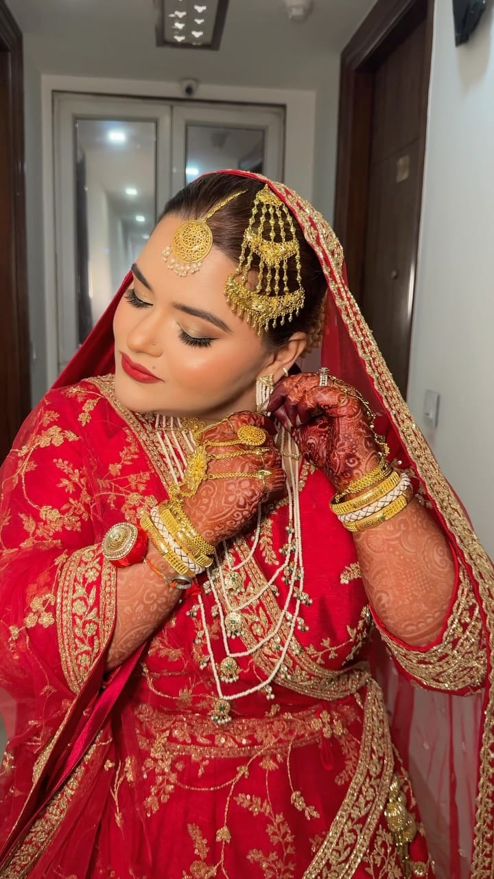 Post 1 by Simran Malik | Makeup Artist | Delhi-NCR on Instagram (video)