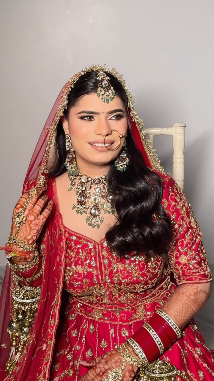 Post 3 by Simran Malik | Makeup Artist | Delhi-NCR on Instagram (video)