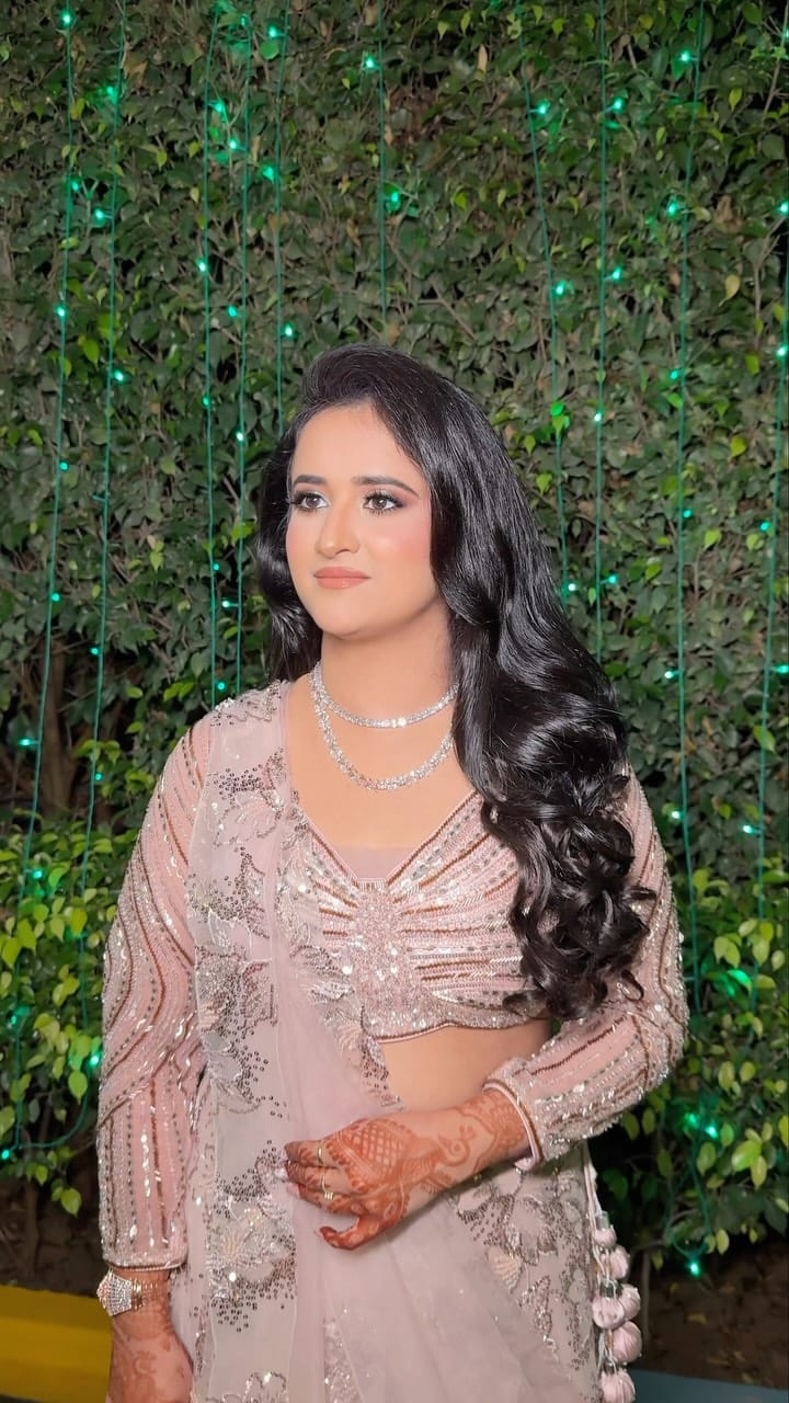 Post 4 by Simran Malik | Makeup Artist | Delhi-NCR on Instagram (video)
