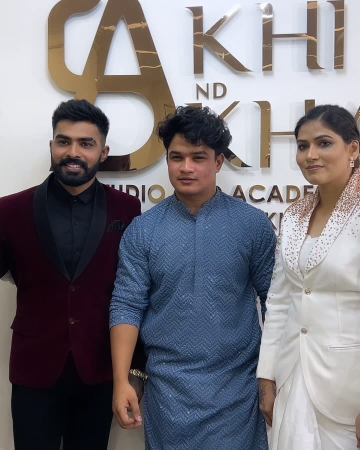 Post 6 by Mohit Somwanshi on Instagram (carousel)