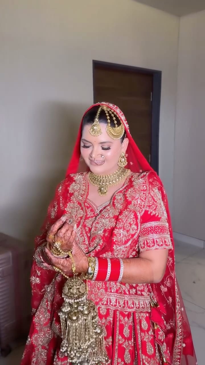 Post 3 by MAKEUP BY MANINDER🧿ੴ on Instagram (video)