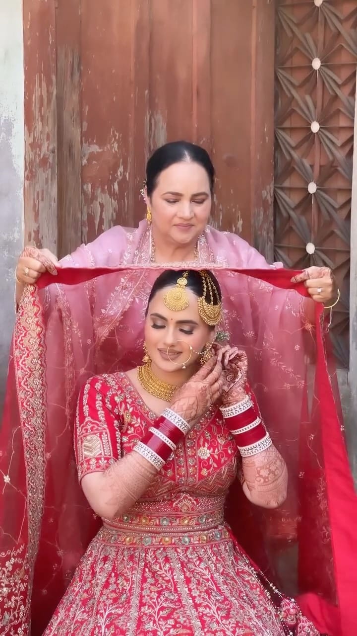 Post 5 by MAKEUP BY MANINDER🧿ੴ on Instagram (video)