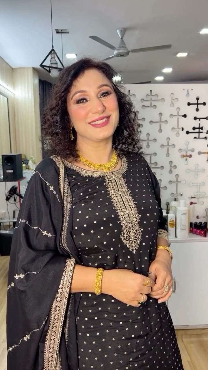 Post 5 by Renu Vats on Instagram (video)