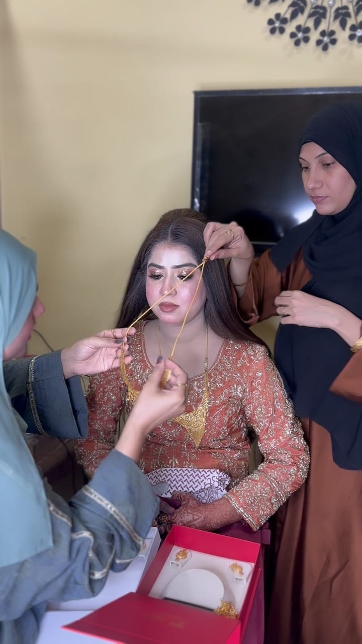Post 6 by Uzma Khan on Instagram (video)