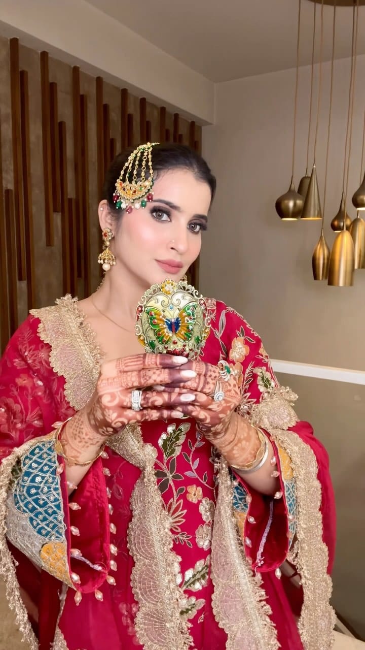 Post 8 by Simran Kaur🌟 on Instagram (video)