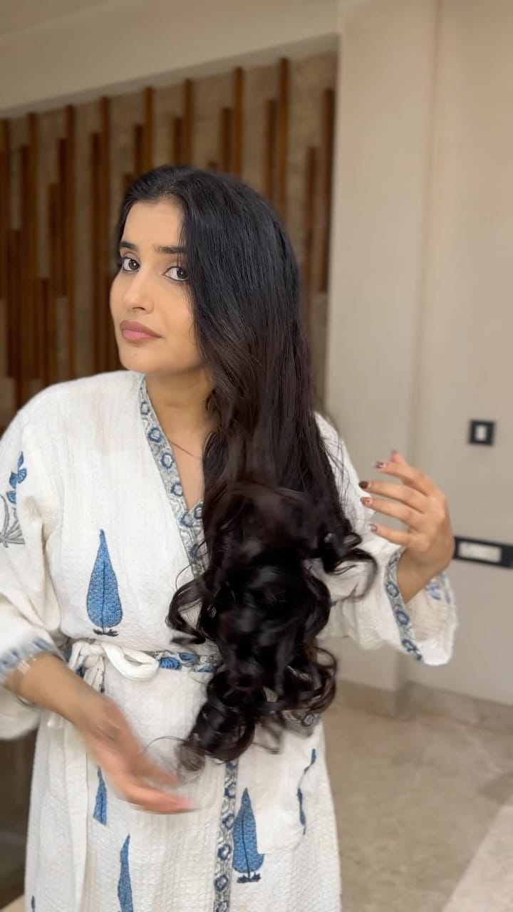 Post 2 by Simran Kaur🌟 on Instagram (video)