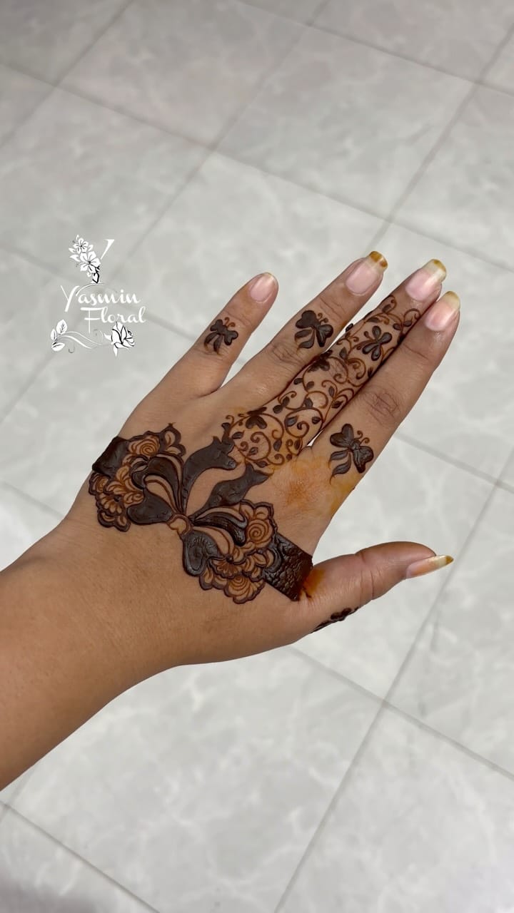 Post 5 by 🎀Yasmin Mehndi Surat🎀 on Instagram (video)