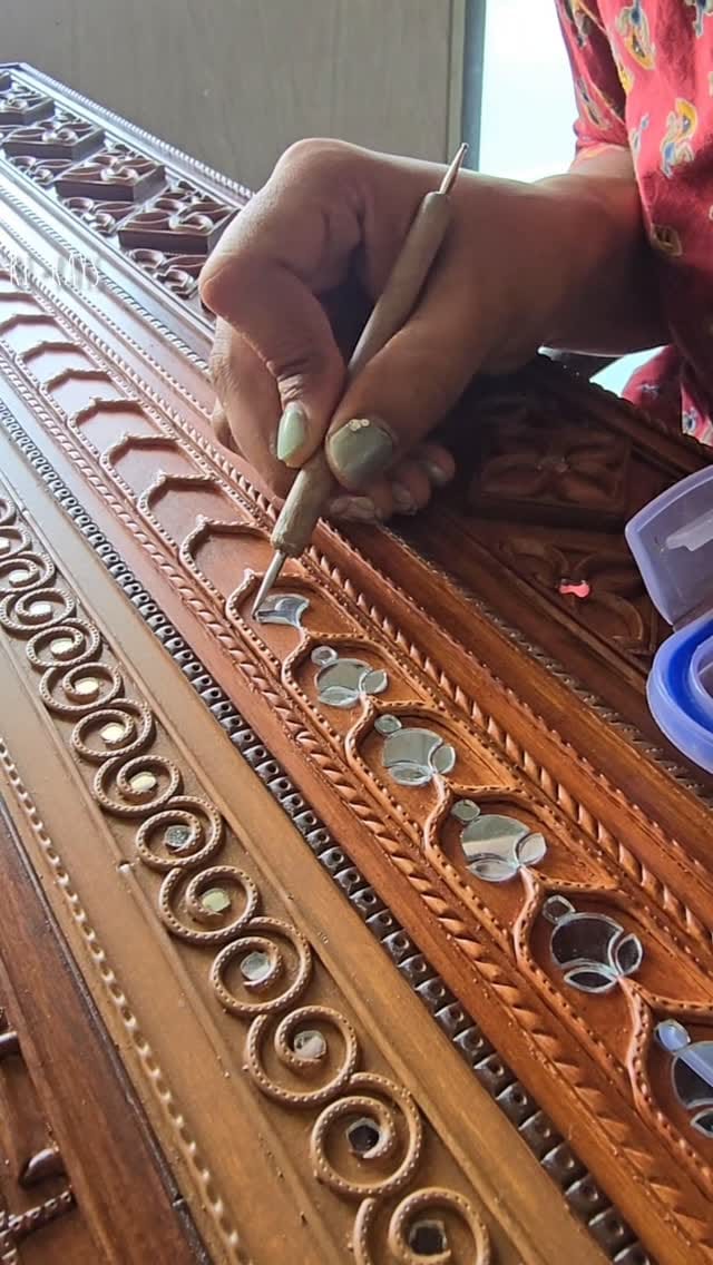 Post 4 by RI•RAYS (रि•रेयस): 𝐋𝐢𝐩𝐩𝐚𝐧 𝐀𝐫𝐭 by Riddhi & Ritu on Instagram (video)