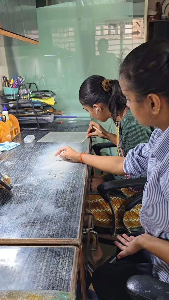 Post 2 by RI•RAYS (रि•रेयस): 𝐋𝐢𝐩𝐩𝐚𝐧 𝐀𝐫𝐭 by Riddhi & Ritu on Instagram (video)