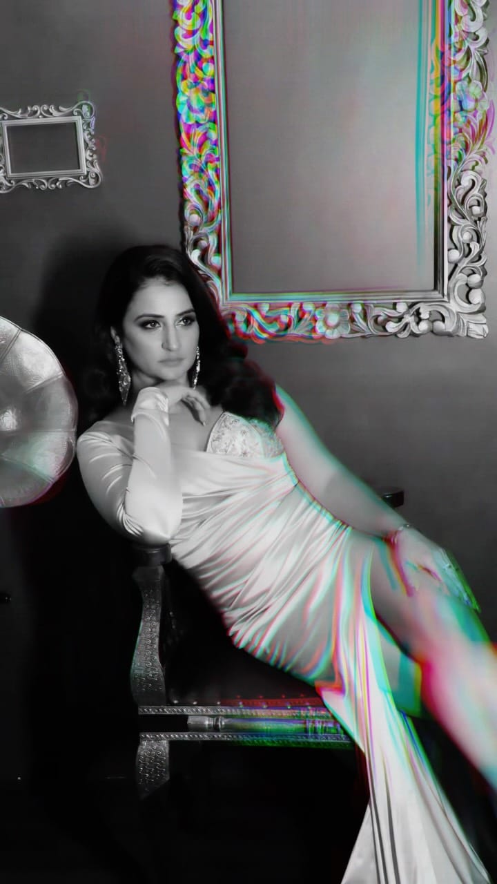 Post 1 by R I C H A   B H A T T on Instagram (video)