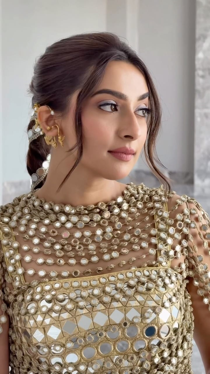 Post 4 by Rhea Nagpal | Makeup & Hair on Instagram (video)