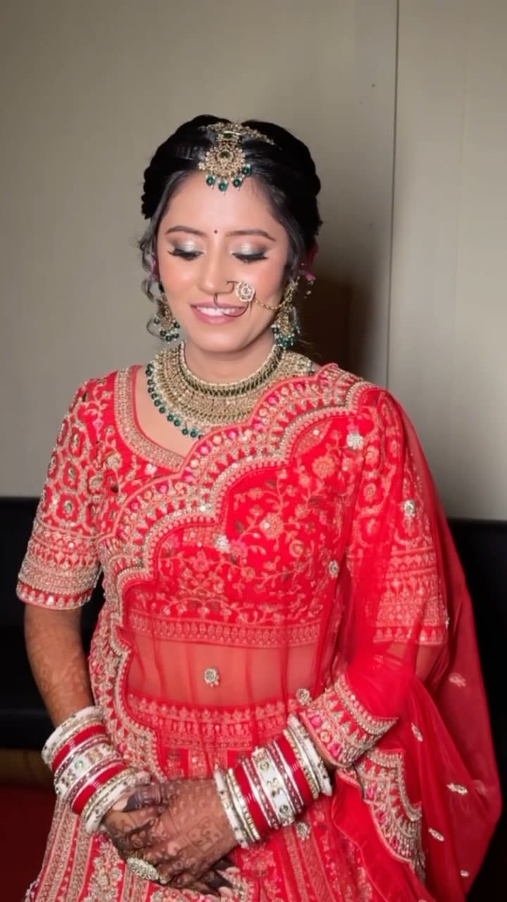 Post 10 by Makeup Artist - Chanda Nagdev on Instagram (video)
