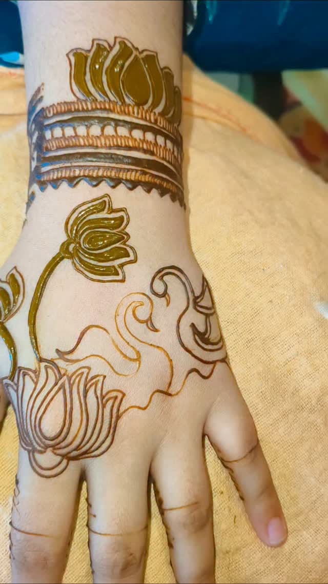Post 2 by Umama  Rafi Khan | Mumbai | Mehndi Artist on Instagram (video)