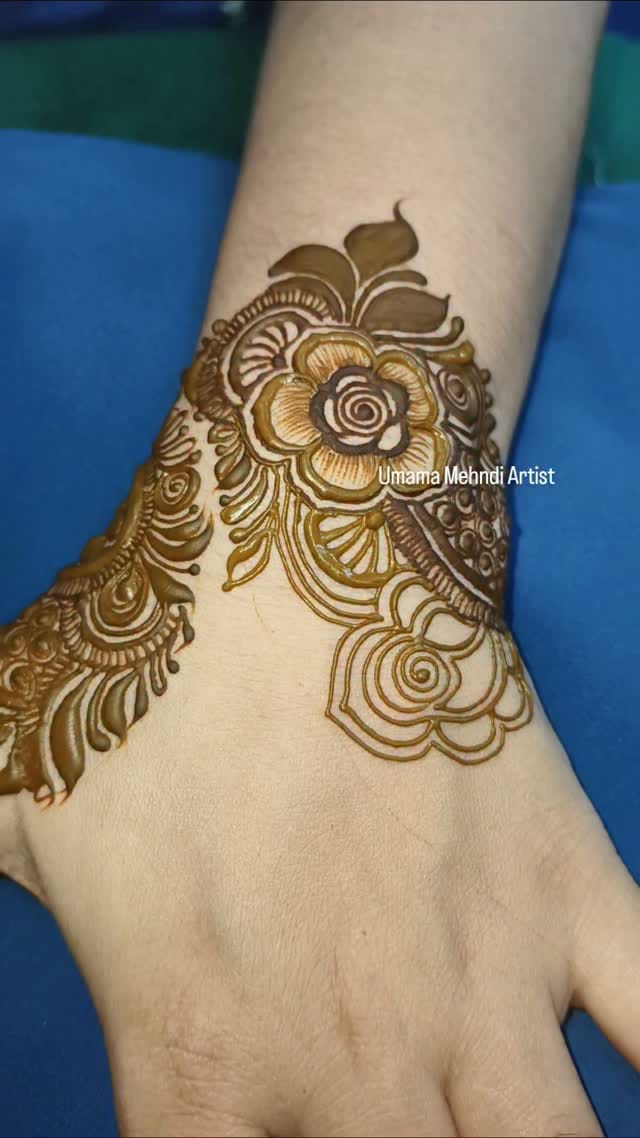 Post 3 by Umama  Rafi Khan | Mumbai | Mehndi Artist on Instagram (video)