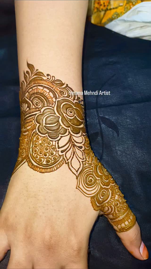 Post 5 by Umama  Rafi Khan | Mumbai | Mehndi Artist on Instagram (video)