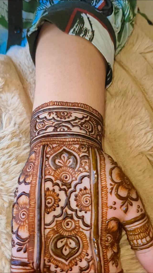 Post 1 by Umama  Rafi Khan | Mumbai | Mehndi Artist on Instagram (video)