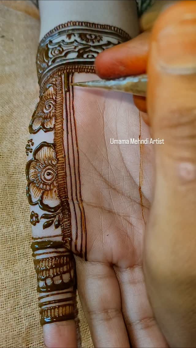 Post 4 by Umama  Rafi Khan | Mumbai | Mehndi Artist on Instagram (video)