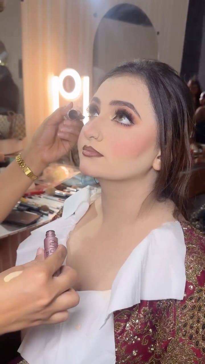 Post 6 by 𝐑𝐚𝐦𝐬𝐡𝐚 𝐀𝐥𝐢  𝐌𝐚𝐤𝐞𝐨𝐯𝐞𝐫'𝐬💄 on Instagram (video)