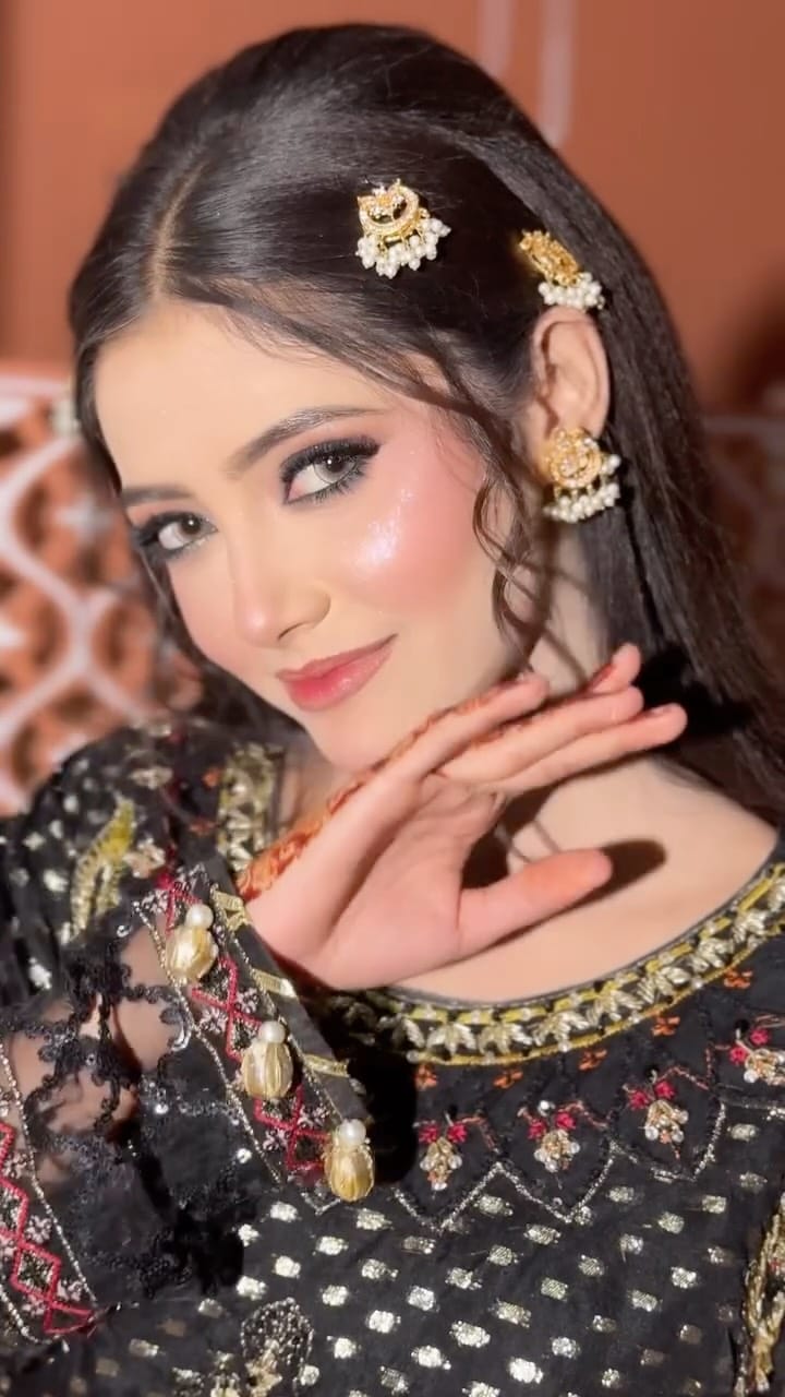 Post 5 by 𝐑𝐚𝐦𝐬𝐡𝐚 𝐀𝐥𝐢  𝐌𝐚𝐤𝐞𝐨𝐯𝐞𝐫'𝐬💄 on Instagram (video)