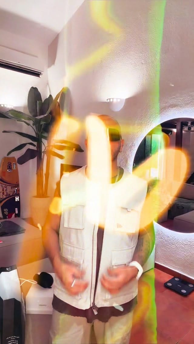 Post 3 by Erizo on Instagram (video)
