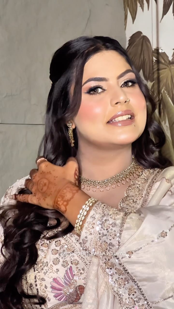 Post 6 by Simran Wadhwa |MAKEUP ARTIST on Instagram (video)