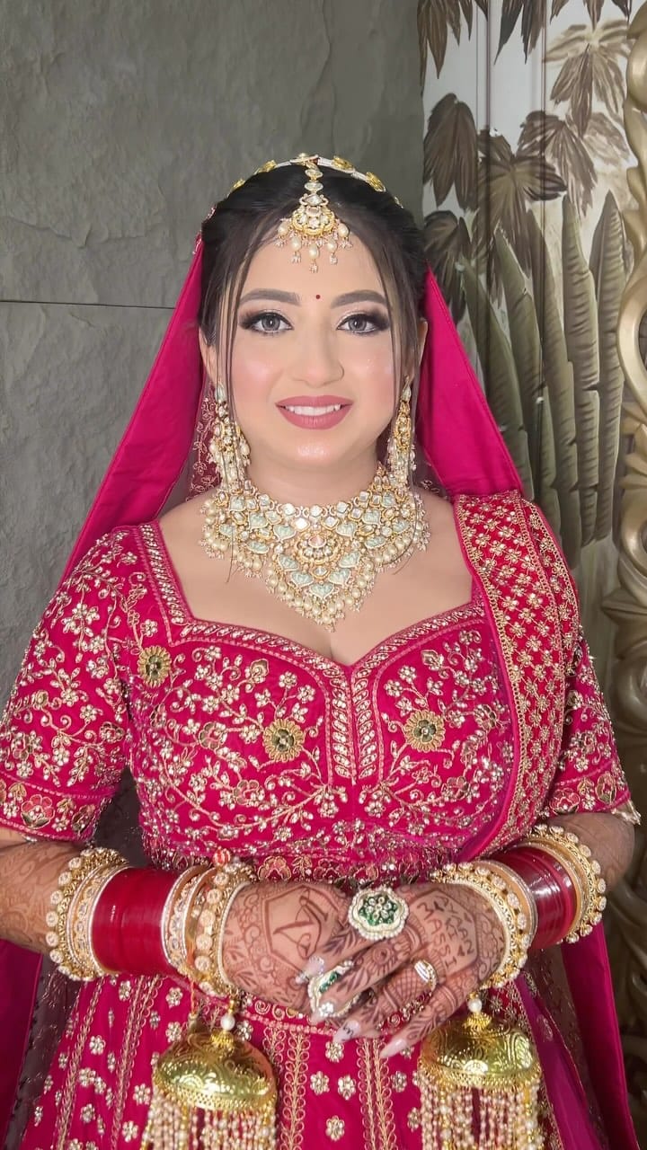 Post 8 by Simran Wadhwa |MAKEUP ARTIST on Instagram (video)