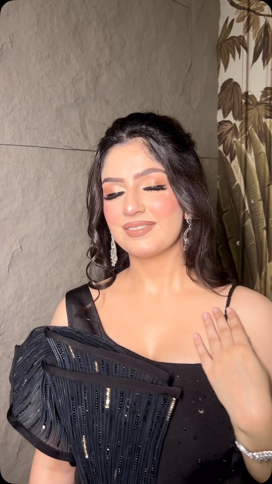 Post 7 by Simran Wadhwa |MAKEUP ARTIST on Instagram (video)
