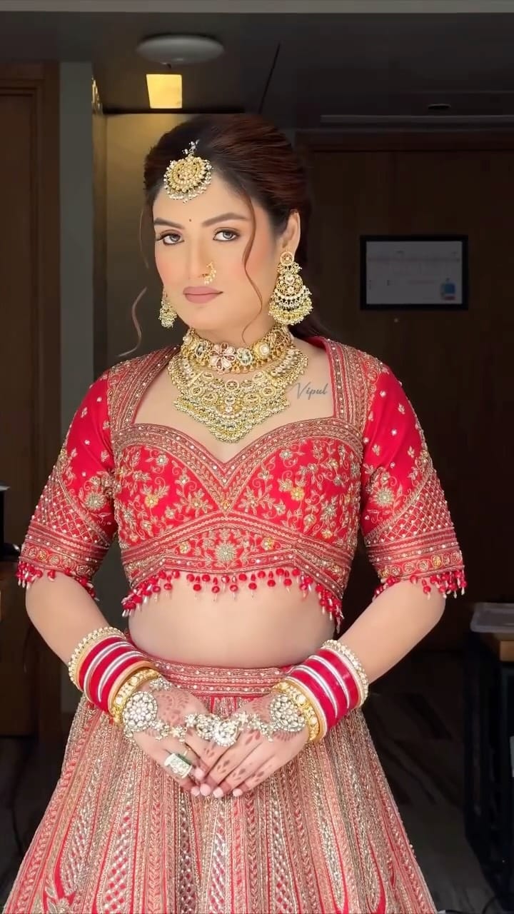 Post 8 by SHRADDHA | MAKEUP ARTIST | PUNE on Instagram (video)