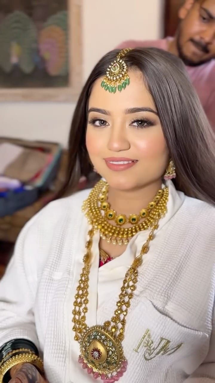 Post 3 by SHRADDHA | MAKEUP ARTIST | PUNE on Instagram (video)