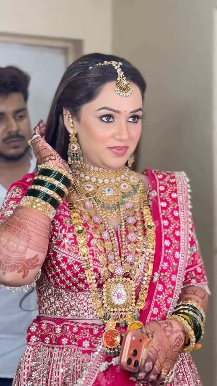 Post 4 by SHRADDHA | MAKEUP ARTIST | PUNE on Instagram (video)