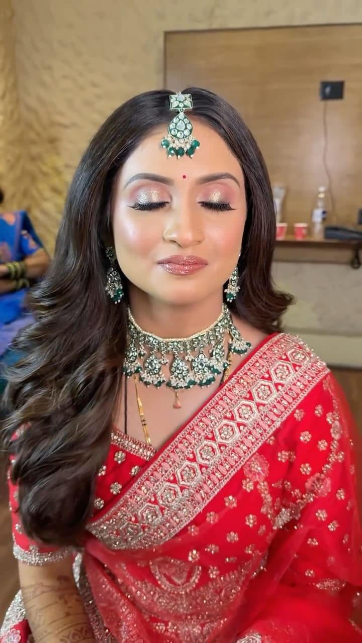 Post 10 by SHRADDHA | MAKEUP ARTIST | PUNE on Instagram (video)