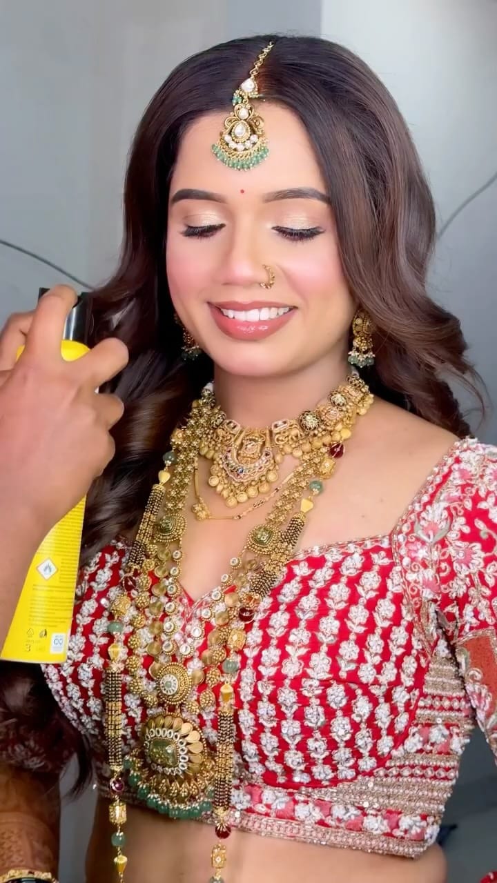Post 1 by SHRADDHA | MAKEUP ARTIST | PUNE on Instagram (video)